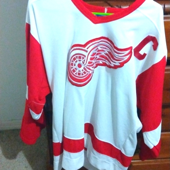 Official Detroit Redwing Jersey - Picture 2 of 6
